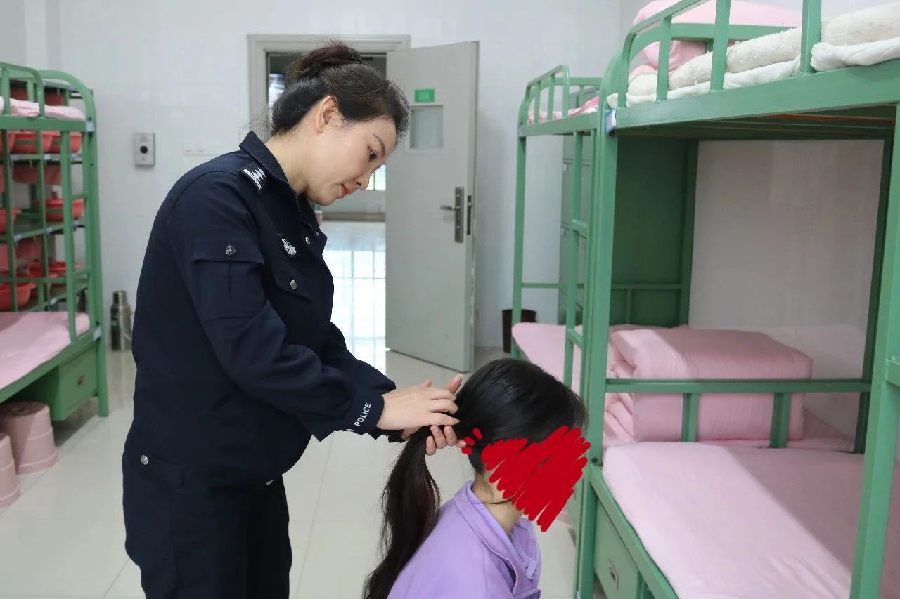 曾划了自己27刀的少女，康复重生了！